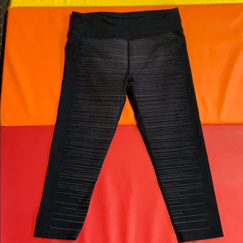 Fabletic stripped reflective crop